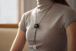 Émetteur sans fil DJI Mic Mini porté autour du cou