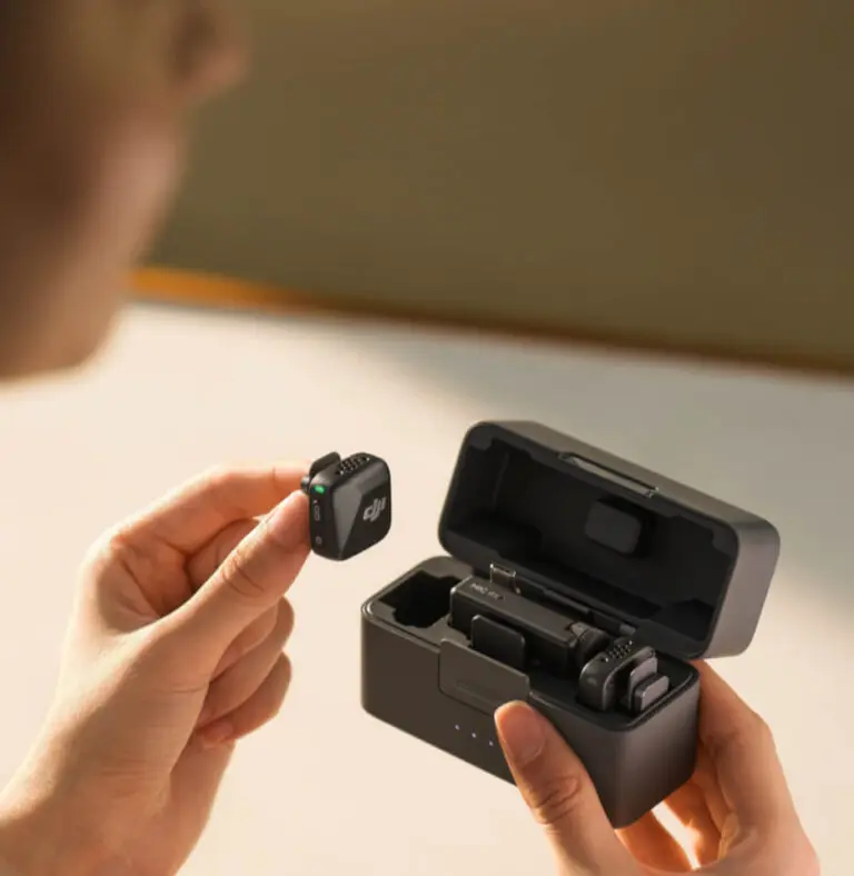 Kit DJI Mic Mini avec deux émetteurs, un récepteur et le boîtier de recharge